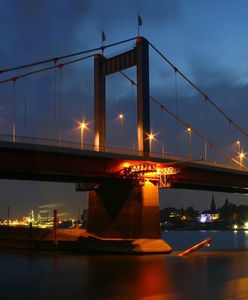 Statek pasażerski uderzył w filar mostu. 27 osób zostało rannych