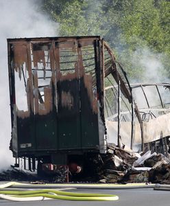 Autokar wjechał w ciężarówkę na niemieckiej autostradzie i spłonął. 30 osób jest rannych