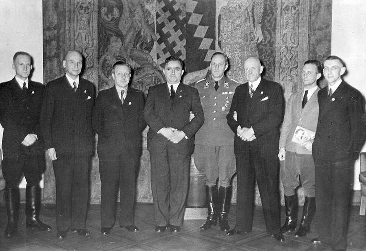 Aż trudno uwierzyć, że członek jednego z najpotężniejszych polskich rodów, sam prosił się o wpisanie na Volkslistę. Jeszcze większym paradoksem okazuje się fakt, że odmówiono mu tego "zaszczytu". Na zdjęciu grupa volksdeutschów z Polski po otrzymaniu z rąk Adolfa Hitlera złotych odznak NSDAP za zasługi dla III Rzeszy we wrześniu 1939 