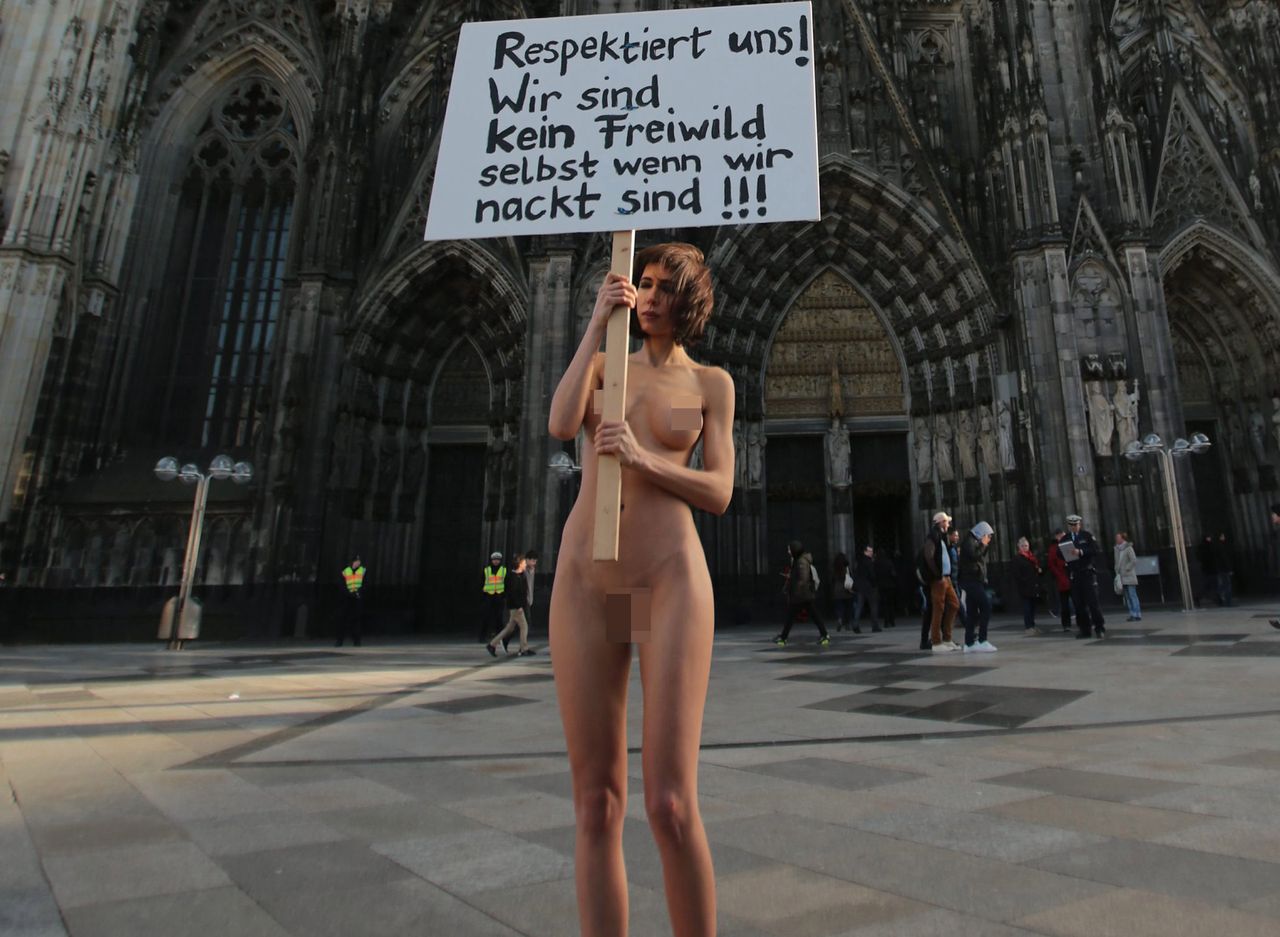 #drugiedno Rozebrała się po atakach imigrantów na kobiety