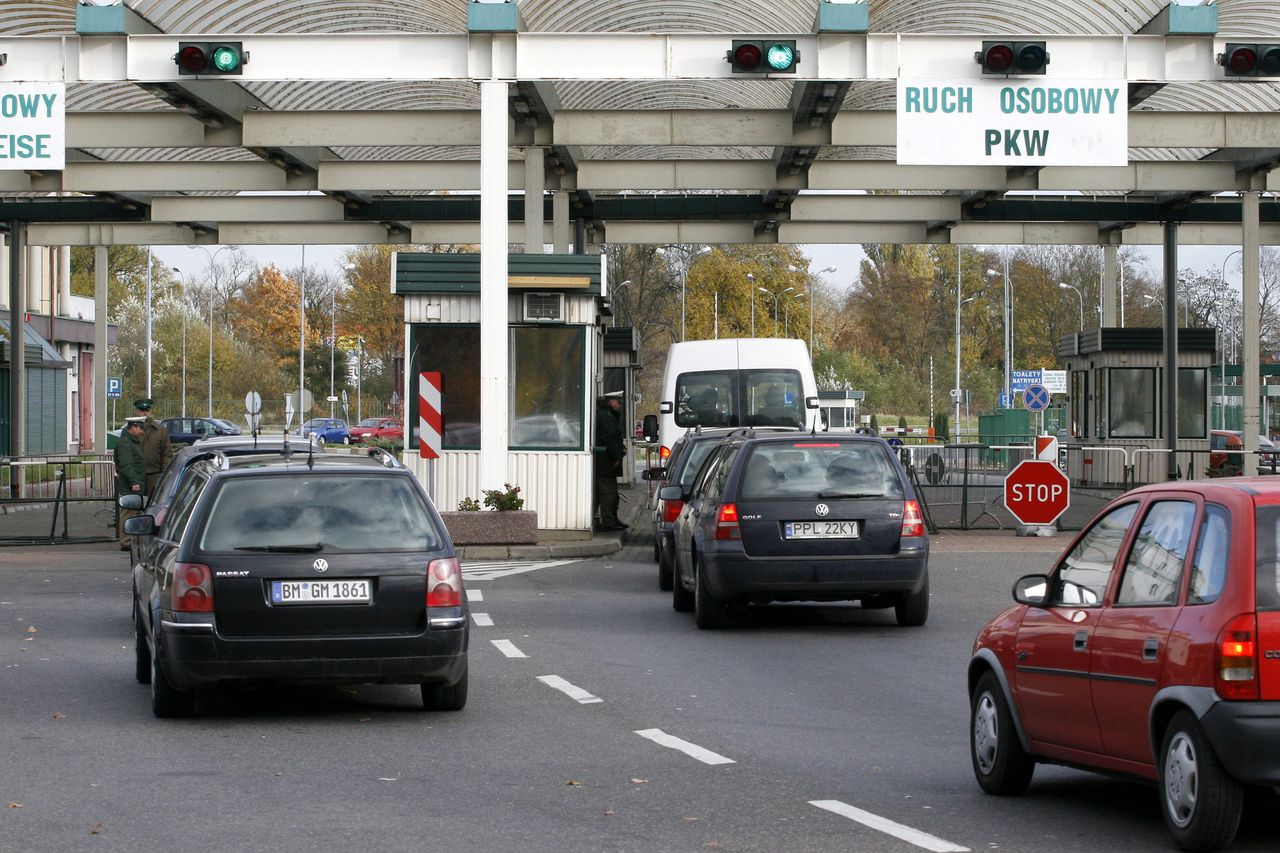 Koronawirus. Straż Graniczna: na tych przejściach czeka się najkrócej. Na polecenie szefa MSWiA kierowcom dostarczano posiłki