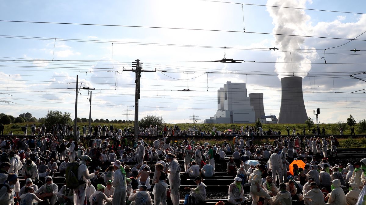 Uczestnicy inicjatywy „Ende Gelaende” w proteście blokują tory kolejowe