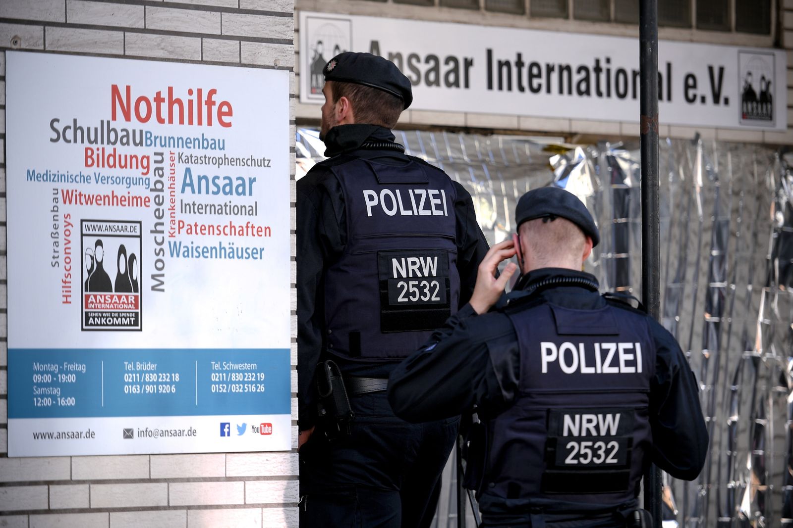 Policjanci w głównej siedzibie organizacji Ansaar w Duesseldorfie