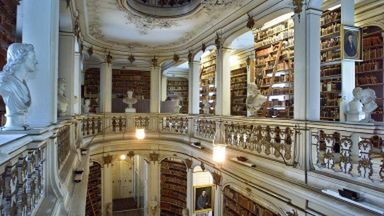 Wnętrza weimarskiej bibliteki przed pożarem