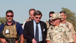 Amerykański administrator Iraku Paul Bremer rozmawia z generałem Mieczysławem Bieńkiem