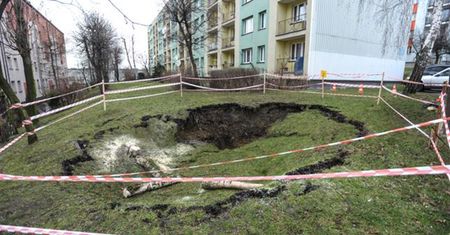 To dlatego zapadła się ziemia w Jaworznie. "Dziura koło bloków"