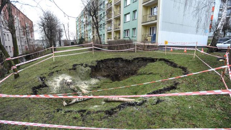Teren sprawdzą geofizycy, którzy określą m.in głębokość zapadliska.