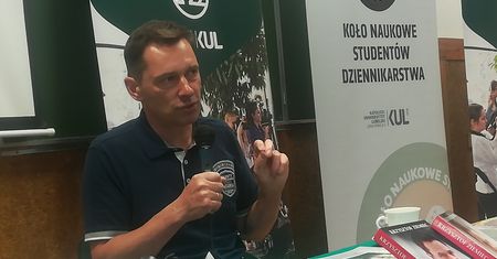 Krzysztof Ziemiec tłumaczy studentom: Nad sobą mam szefa redakcji i prezesa. To oni narzucają ten sposób narracji