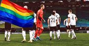 Euro 2020. Piłkarz z tęczową flagą na boisku. Takiej sensacji kibice się nie spodziewali