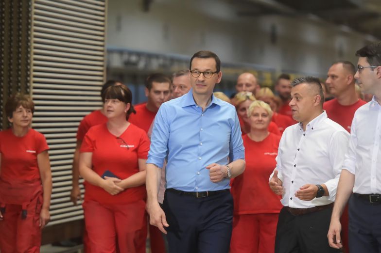 Premier Mateusz Morawiecki przemawia podczas wizyty w zakładzie produkcyjnym Ceramika Tubądzin