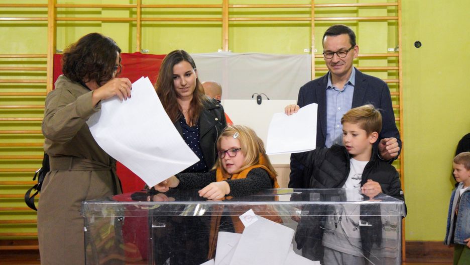 Wybory parlamentarne 2019. Premier Mateusz Morawiecki zagłosował w lokalu wyborczym na warszawskim Mokotowie