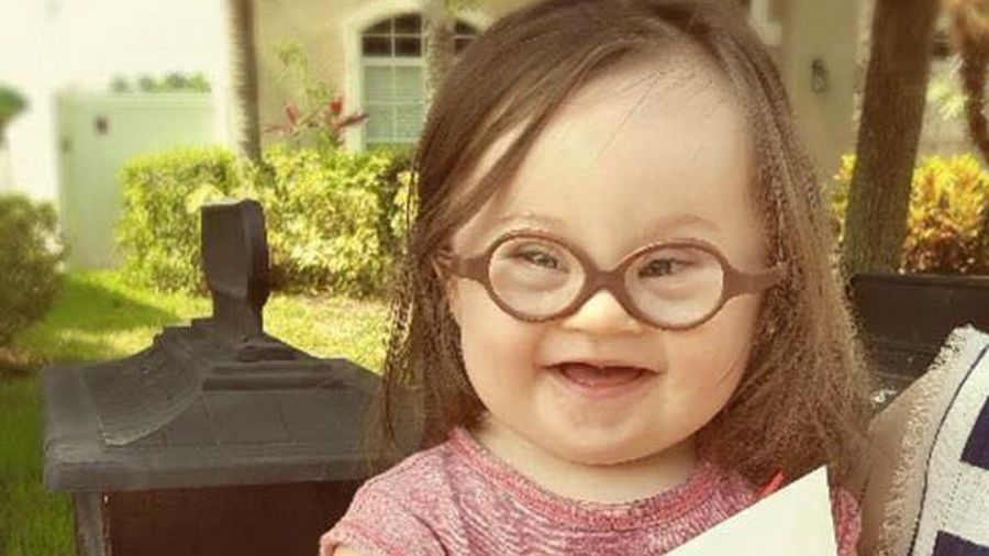 Emma jest bardzo szczęśliwą i wiecznie uśmiechniętą dziewczynką