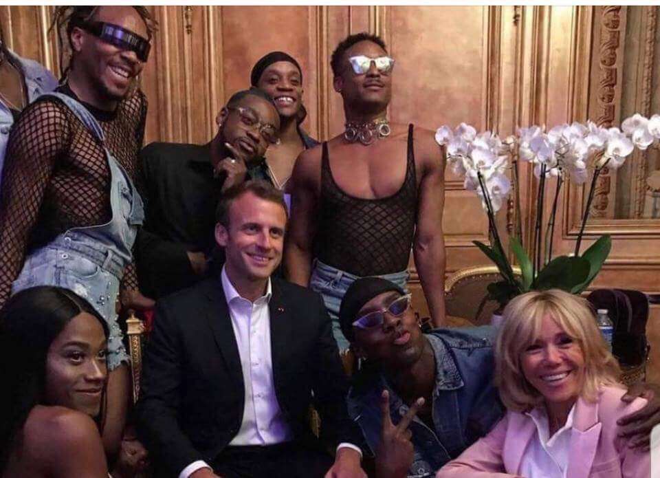 Emmanuel Macron z transseksualnymi tancerzami