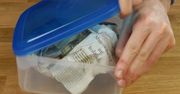Plastikowe pojemniki zawsze przechowuj z kawałkiem gazety w środku!