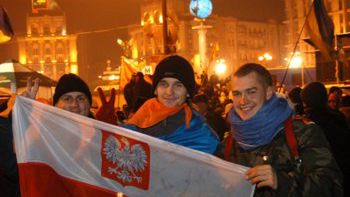 Polacy wśród zwolenników Juszczenki na Placu Niepodlegości w Kijowie