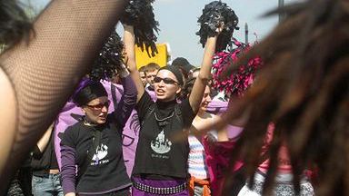 Manifestacja alterglobalistów była spontaniczna i kolorowa.