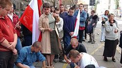 Uczestnicy demonstracji zapalili 99 świeczek symbolizujących 99 polskich wsi i miasteczek spacyfikowanych 60 lat temu na Wołyniu