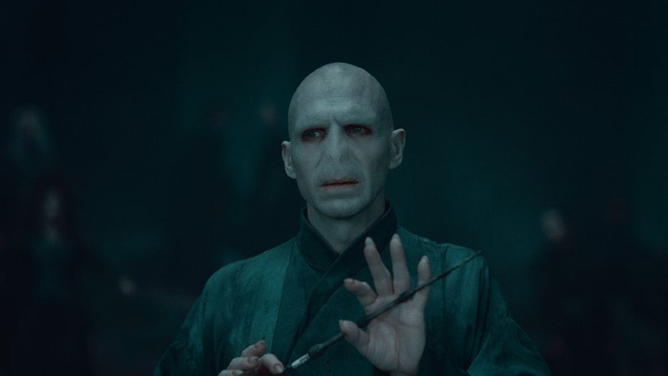 Ralph Fiennes jak Lord Voldemort w filmie "Harry Potter i Insygnia Śmierci część II"