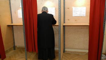 Prymas Polski podczas głosowania w wyborach prezydenckich