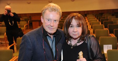 Kirk Douglas i Krystyna Demska-Olbrychska byli spokrewnieni. Pozostawił jej po sobie piękne wspomnienia