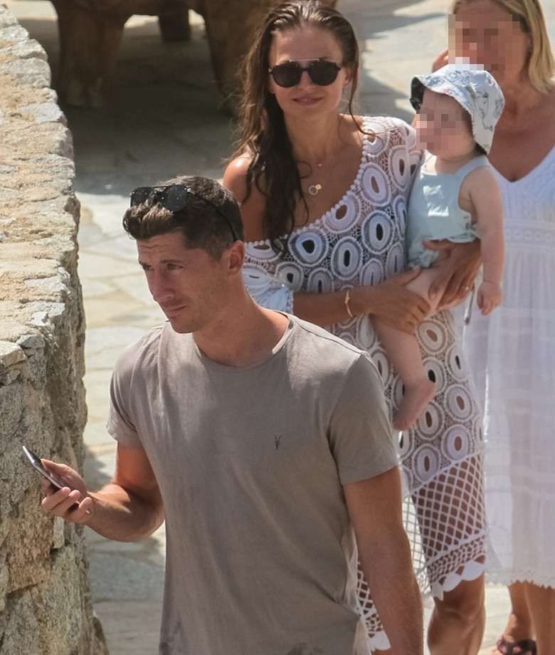 Anna Lewandowska i Robert Lewandowski z córką Klarą na wakacjach w Grecji