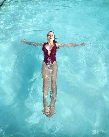 Anna Wendzikowska pręży ciało na basenie