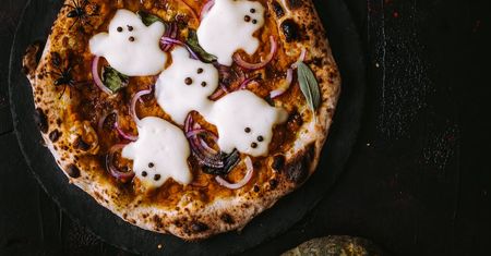 Domowa pizza z duszkami idealna na Halloween