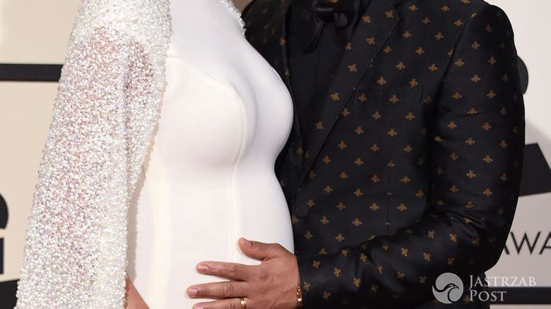 Suknia: Yousef Al-Jasmi, buty: Stuart Weitzman, torebka: Amanda Pearl, biżuteria: Lorraine Schwartz. Chrissy Teigen, żona Johna Legenda, Grammy 2016 (fot. ONS)