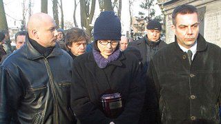 Małgorzata Niemen niesie urnę z prochami męża