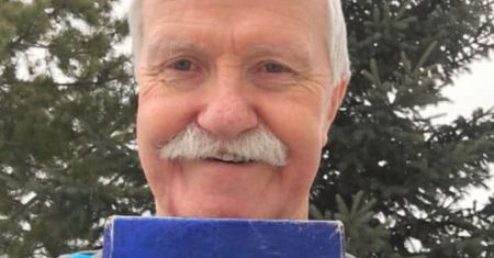 Nie odpakował prezentu od byłej dziewczyny przez prawie 50 lat. Zrobiła to jego żona