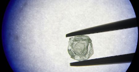 Rosja. Znaleziono niezwykły podwójny diament. Jest jak matrioszka