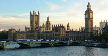 Głosowanie w brytyjskim Parlamencie. Dyskusja o kolejnych wariantach brexitu
