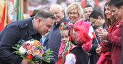 Andrzej Duda ociepla swój wizerunek. Robi selfie z dziećmi