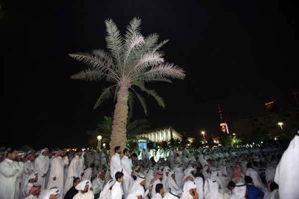 Wielotysięczny protest przeciwko rozwiązaniu parlamentu w Kuwejcie