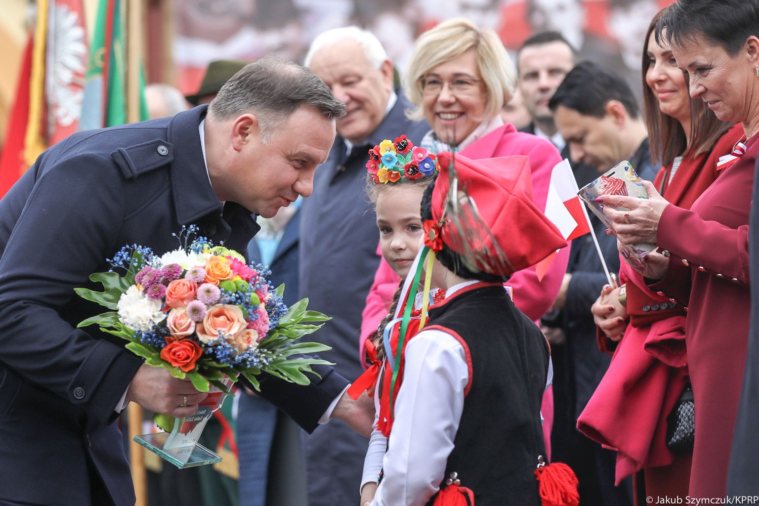 Prezydent z dziećmi ubranymi w stroje ludowe
