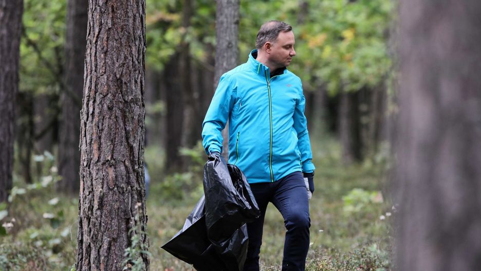 Prezydent Andrzej Duda sprzątał las w Puszczy Białej