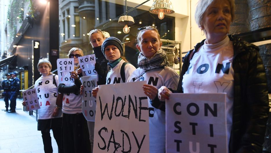 Grupa demonstrantów podczas wizyty prezydenta w Sydney