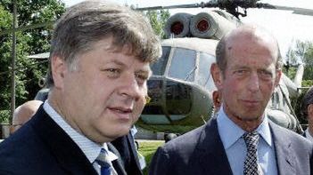 Minister Szmajdziński i książe Edward przed Muzeum Wojska Polskiego