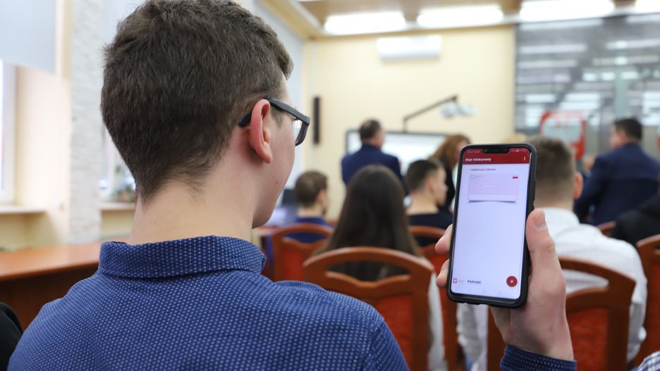 Problemy z funkcjonowaniem mLegitymacji. Flagowy program Ministerstwa Cyfryzacji nie działa, jak powinien.