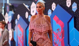 Kenza Zouiten w różowych frędzlach