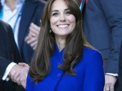 Kate Middleton w kobaltowym płaszczyku kibicuje rugbystom