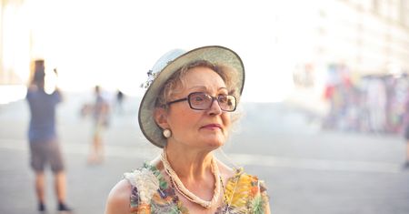 Pielęgnacja skóry osoby starszej - jak myć, by nie szkodzić