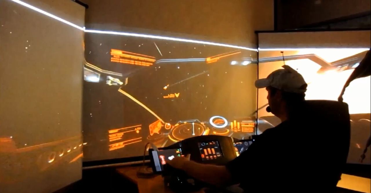 Ten gracz zbudował nie tyle stanowisko do grania w Elite: Dangerous, co kokpit statku kosmicznego