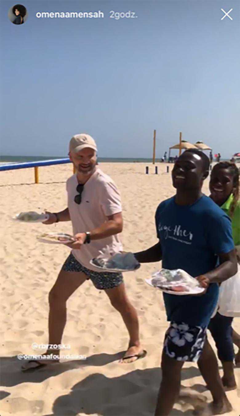 Omenaa Mensah i Rafał Brzoska wolontariat w Afryce