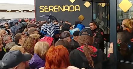Klienci dali popis. Walka na otwarciu galerii Serenada w Krakowie
