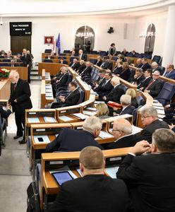 Gorąca debata nad ustawami o KRS i SN. Przed Senatem manifestanci blokują wyjazd