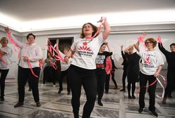 Kobiety zatańczyły w Senacie przeciwko przemocy. Chcą zmienić definicję gwałtu