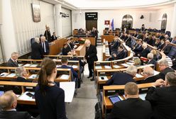 Gorąca debata nad ustawami o KRS i SN. Przed Senatem manifestanci blokują wyjazd