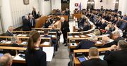 Gorąca debata nad ustawami o KRS i SN. Przed Senatem manifestanci blokują wyjazd