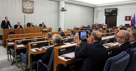 Senat przegłosował zmiany w ustawie o IPN. Prezydent podpisze ją "niebawem"